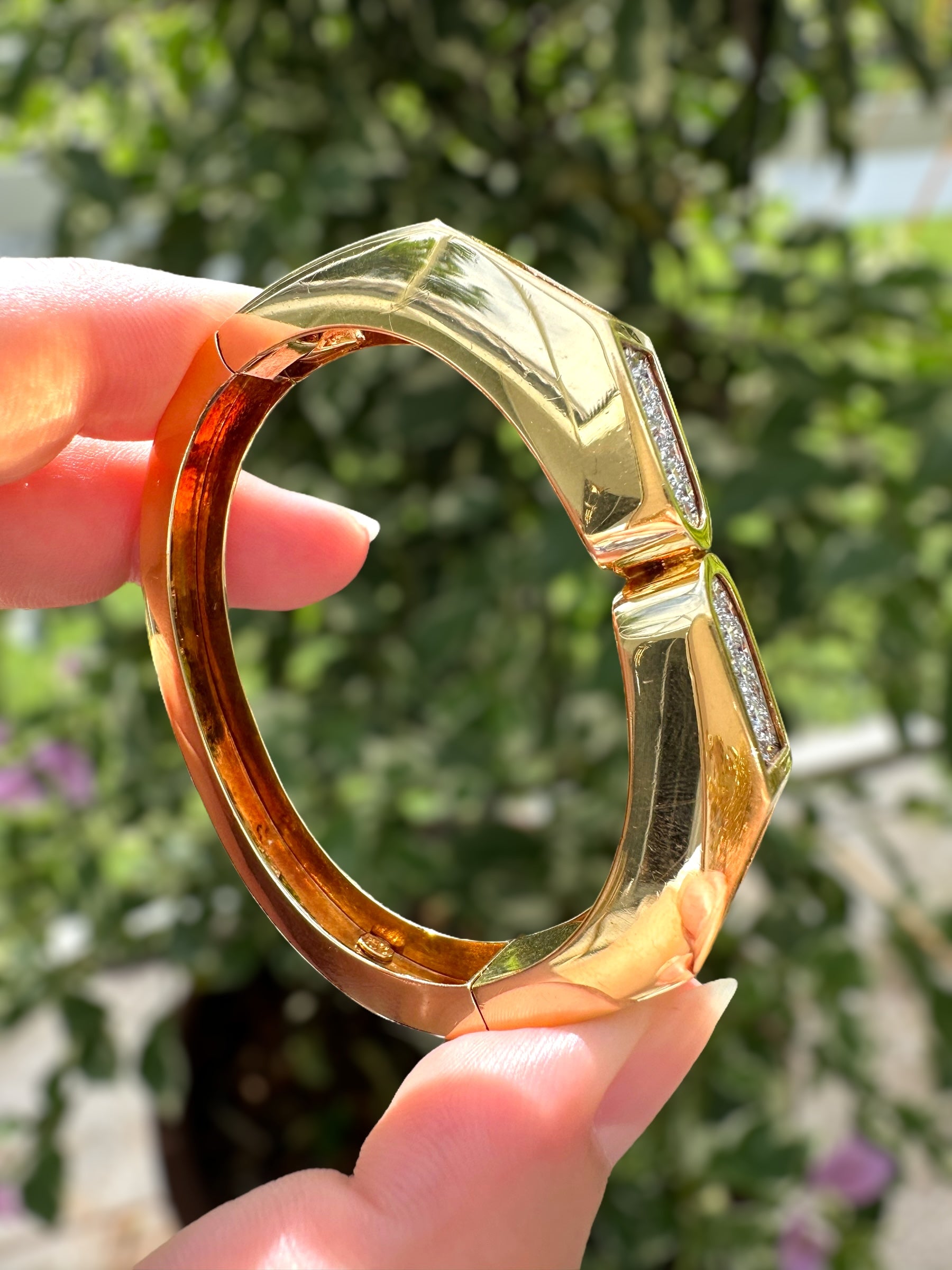18k 1980s Rocker Diamond Bangle Bracelet
