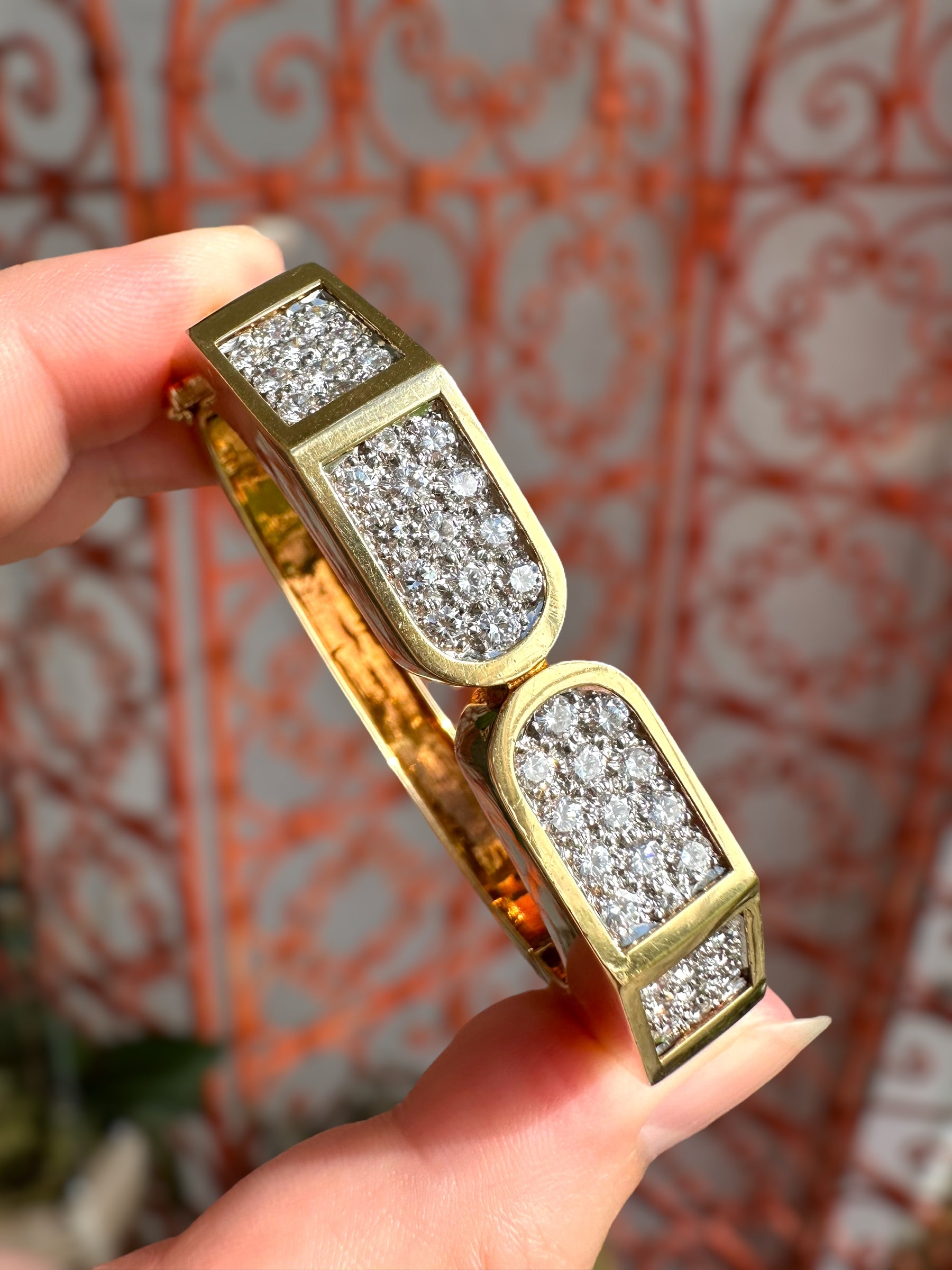 18k 1980s Rocker Diamond Bangle Bracelet