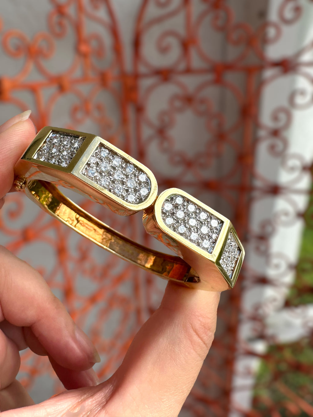 18k 1980s Rocker Diamond Bangle Bracelet