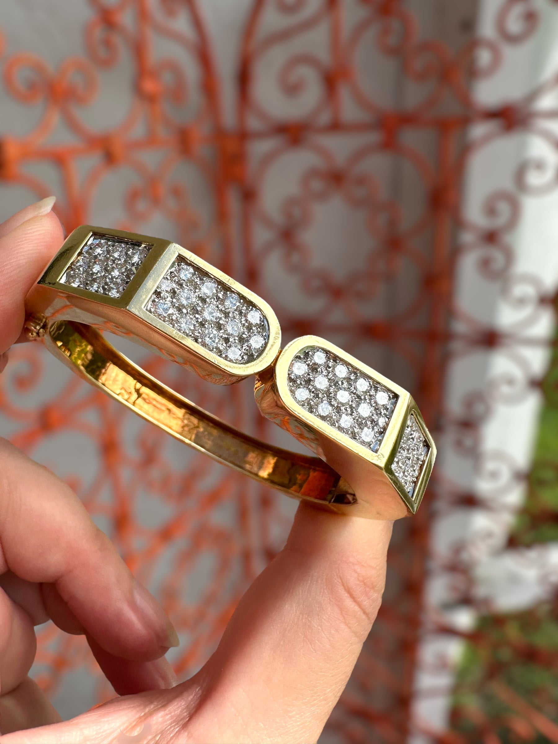 18k 1980s Rocker Diamond Bangle Bracelet