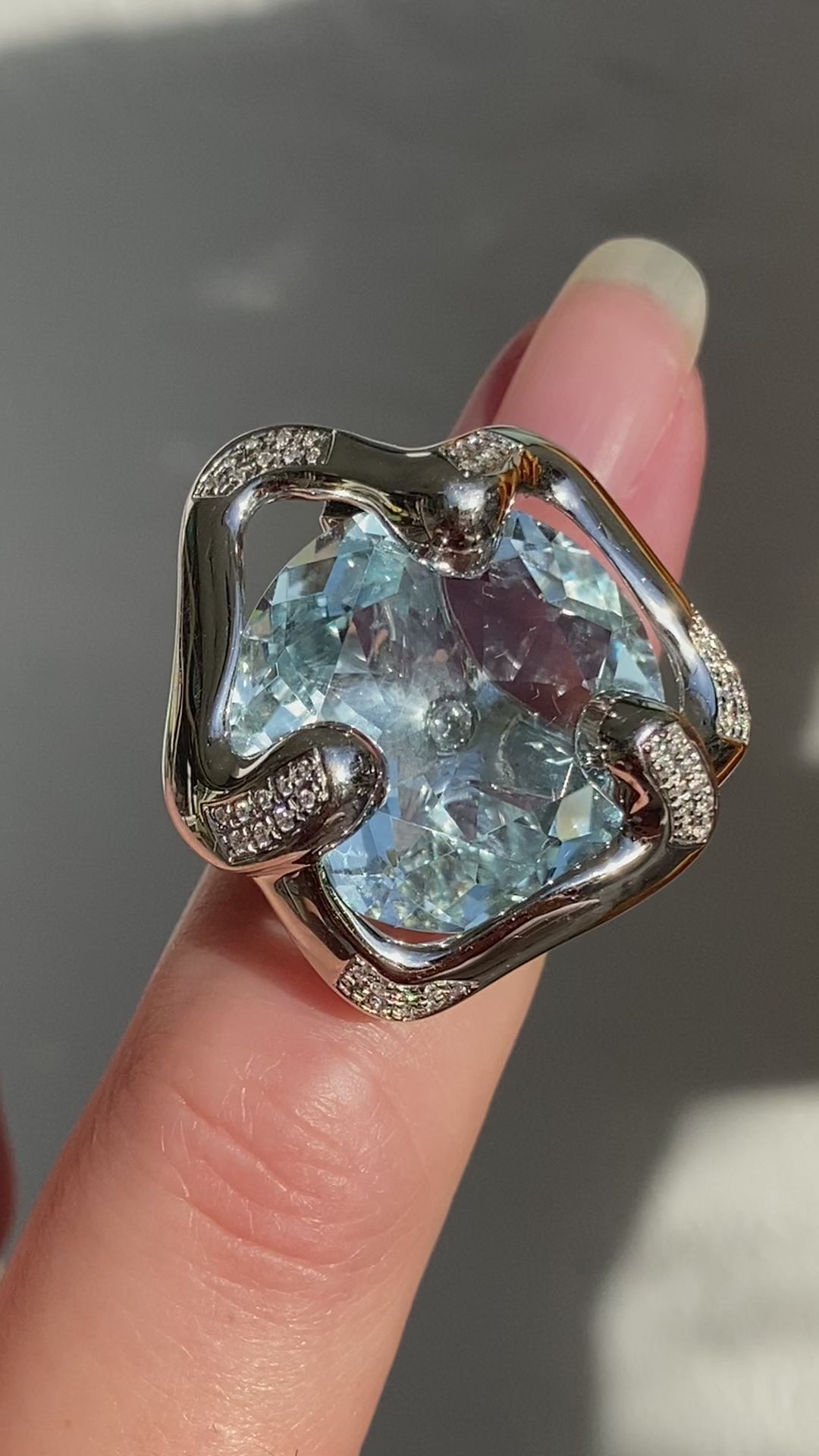 18k Designer Abstract Topaz Ring